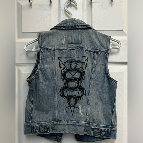 Levi’s Cutoff Vest with Print Detail on Back - Picture 1 of 4